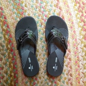 NWT Clark's Breeze Sea Patent Flip Flops